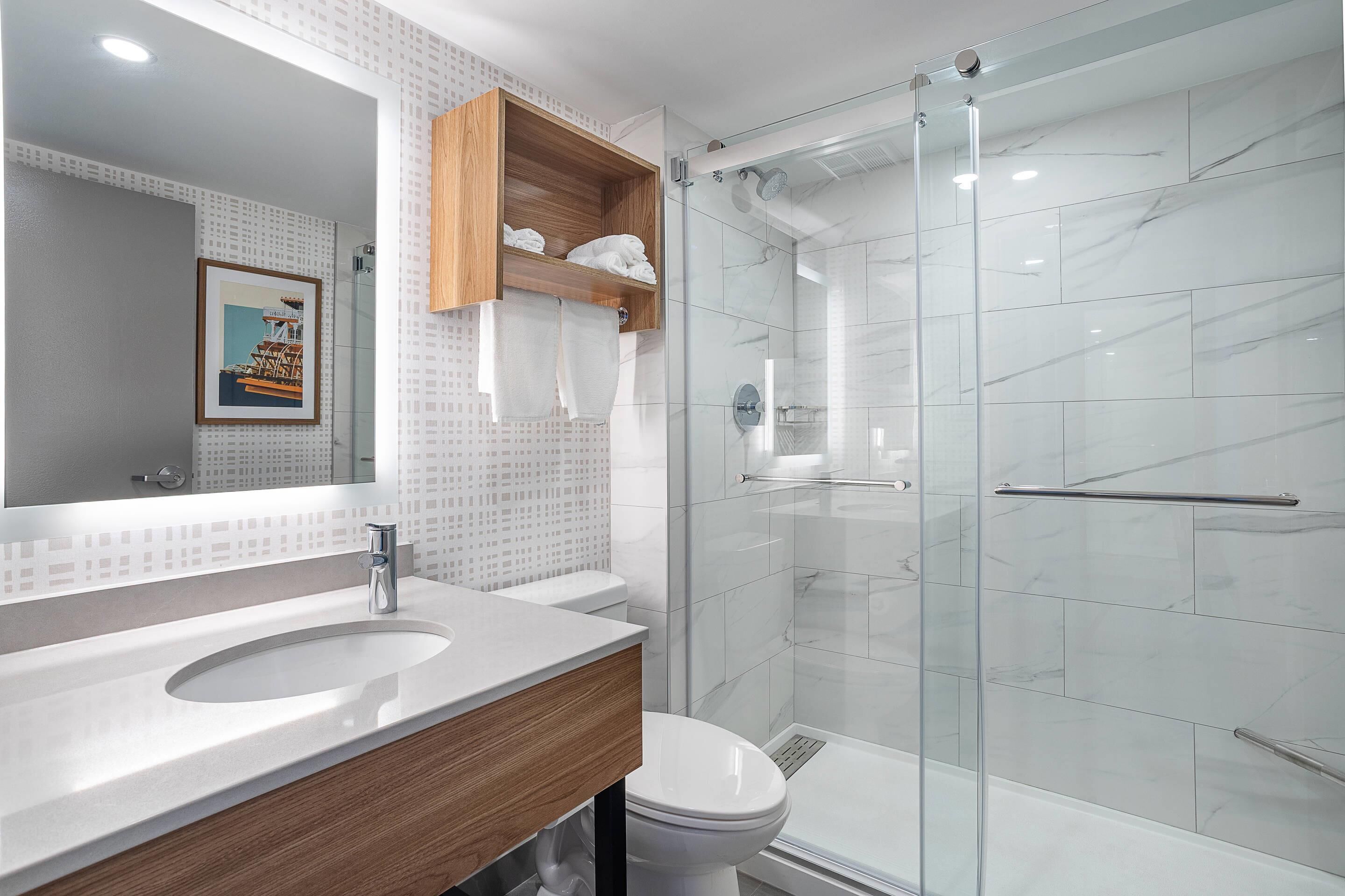 Combined shower/bathtub, free toiletries, hair dryer, towels