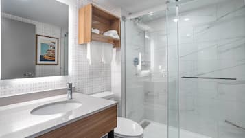 Combined shower/bathtub, free toiletries, hair dryer, towels