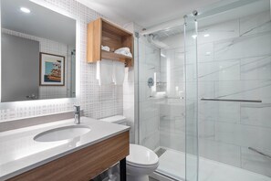 Ensemble baignoire-douche, articles de toilette (gratuits)