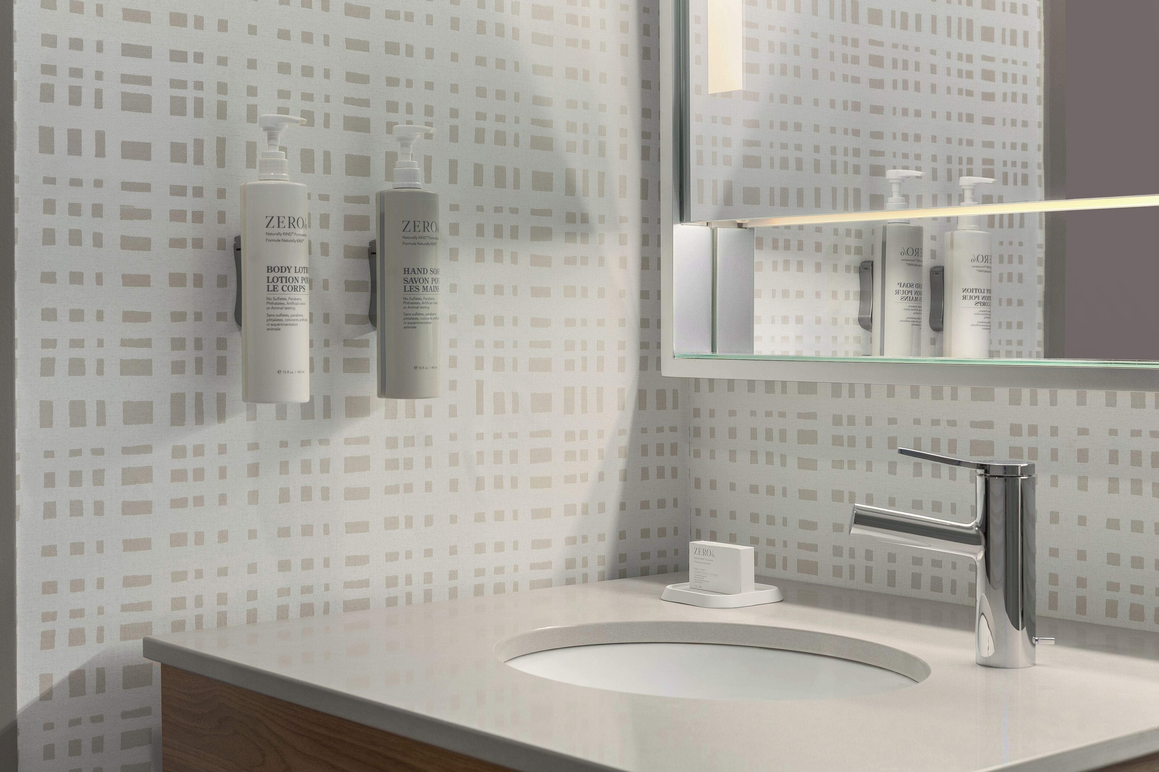 Ducha y bañera combinadas y artículos de higiene personal gratuitos