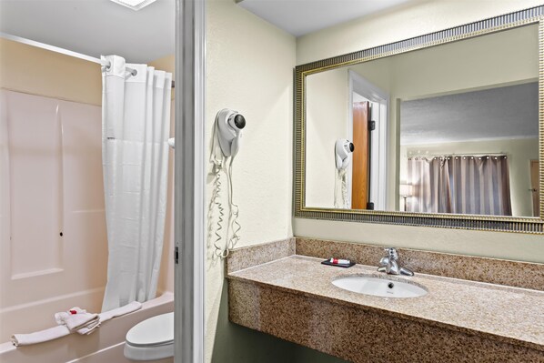 Combined shower/tub, free toiletries, hair dryer, towels