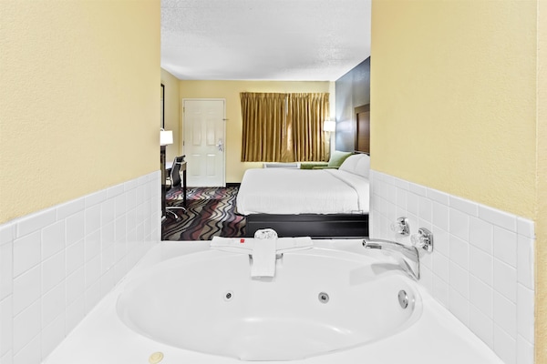 Room, 1 King Bed, Non Smoking, Jetted Tub | Room amenity
