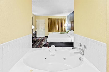Room, 1 King Bed, Non Smoking, Jetted Tub | Room amenity. Americas Best Value Inn Grayson