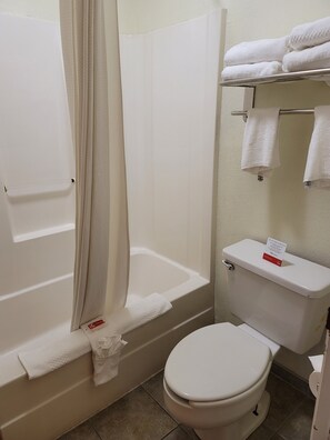 Combined shower/tub, free toiletries, hair dryer, towels