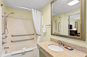 Combined shower/tub, free toiletries, hair dryer, towels