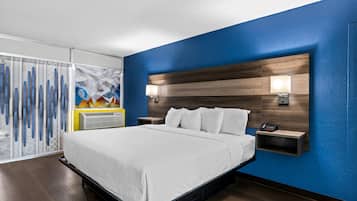Muebles diferentes, escritorio y cortinas blackout
