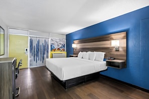 Standard Room, 1 King Bed, Non Smoking | Individually furnished, desk, blackout drapes, soundproofing