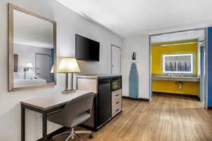 Muebles diferentes, escritorio y cortinas blackout 