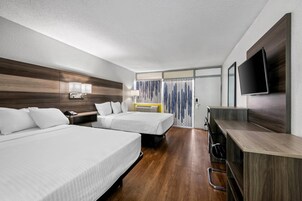 Muebles diferentes, escritorio y cortinas blackout 