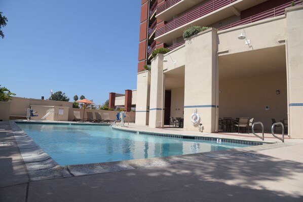 Una piscina al aire libre, tumbonas