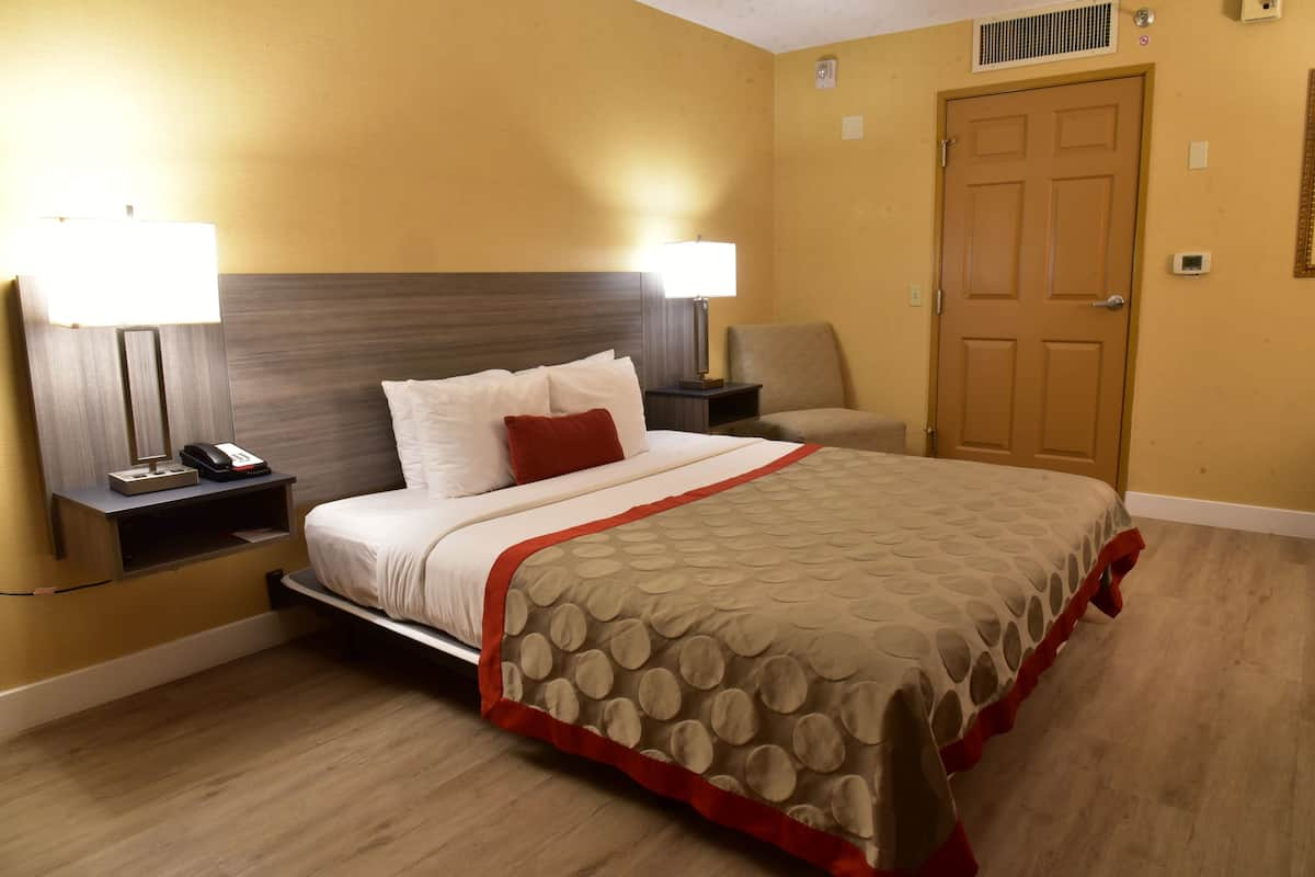 Room, 1 King Bed, Accessible, Non Smoking (Mobility/Hearing) | In-room safe, desk, blackout drapes, iron/ironing board