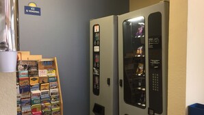 Een automaat en een bord met gezelschapsspellen.