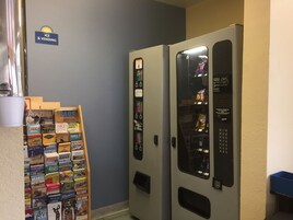 Máquina de vendas automática e um tabuleiro com jogos de tabuleiro.