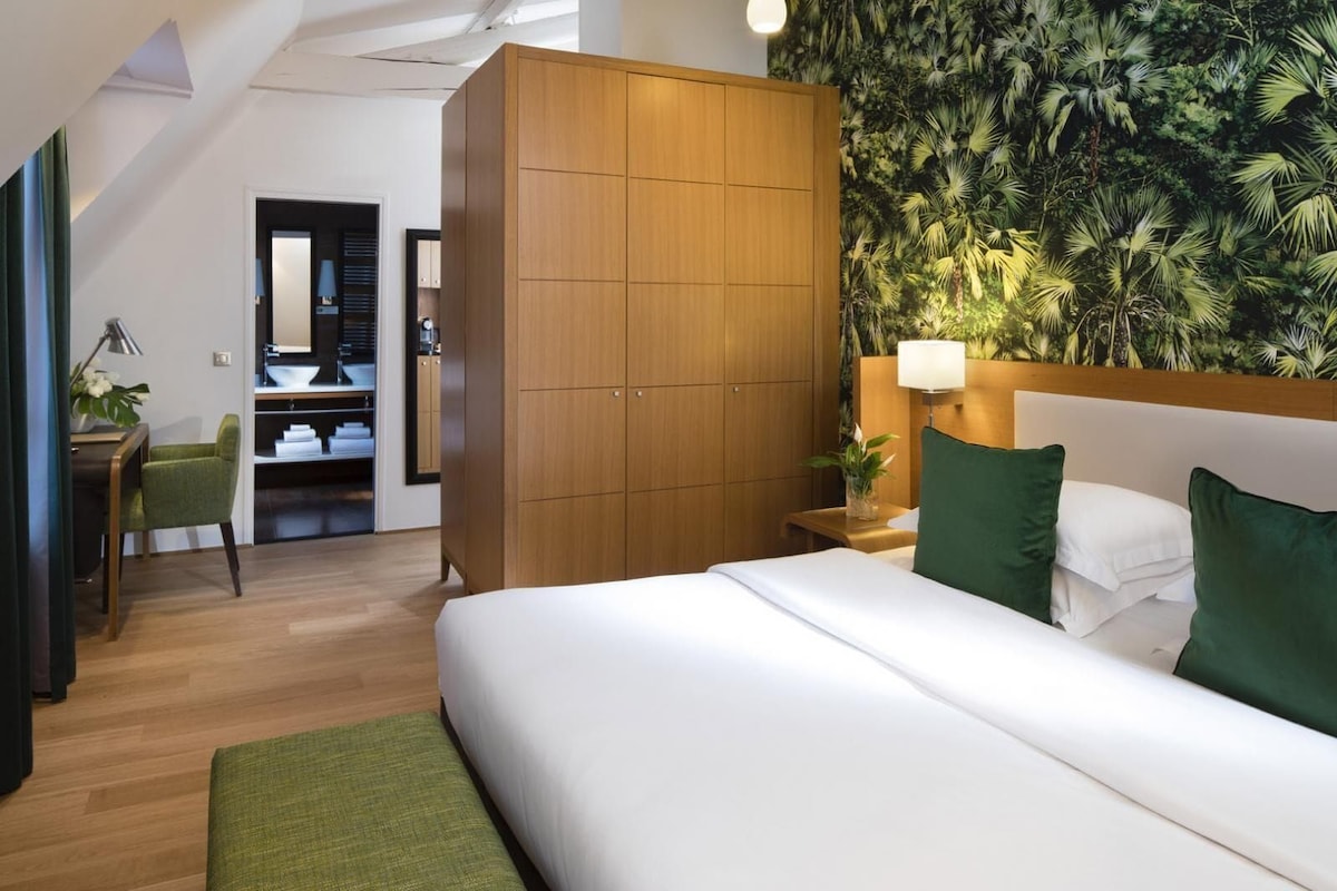 Ropa de cama de alta calidad, minibar, caja fuerte y escritorio