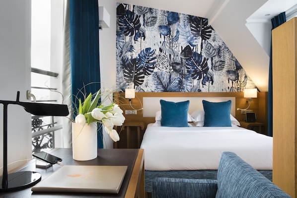 Sengetøy av topp kvalitet, minibar, safe på rommet og skrivebord