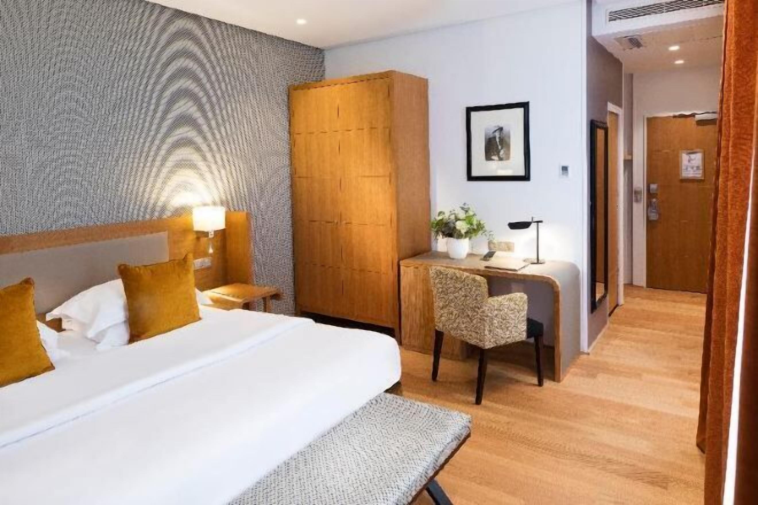 Premium bedding, minibar, in-room safe, desk