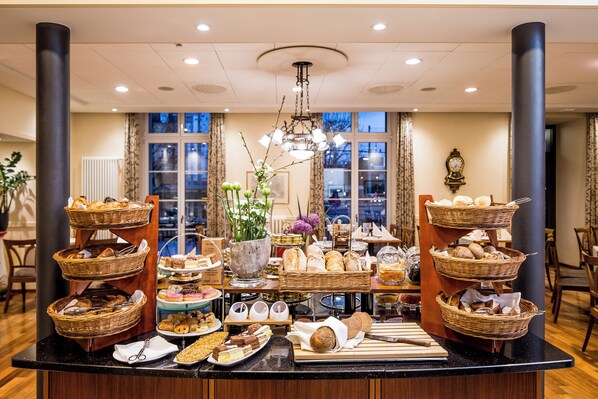 Daily buffet breakfast (CHF 30 per person)