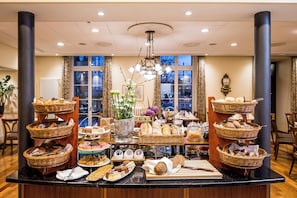 Daily buffet breakfast (CHF 30 per person)