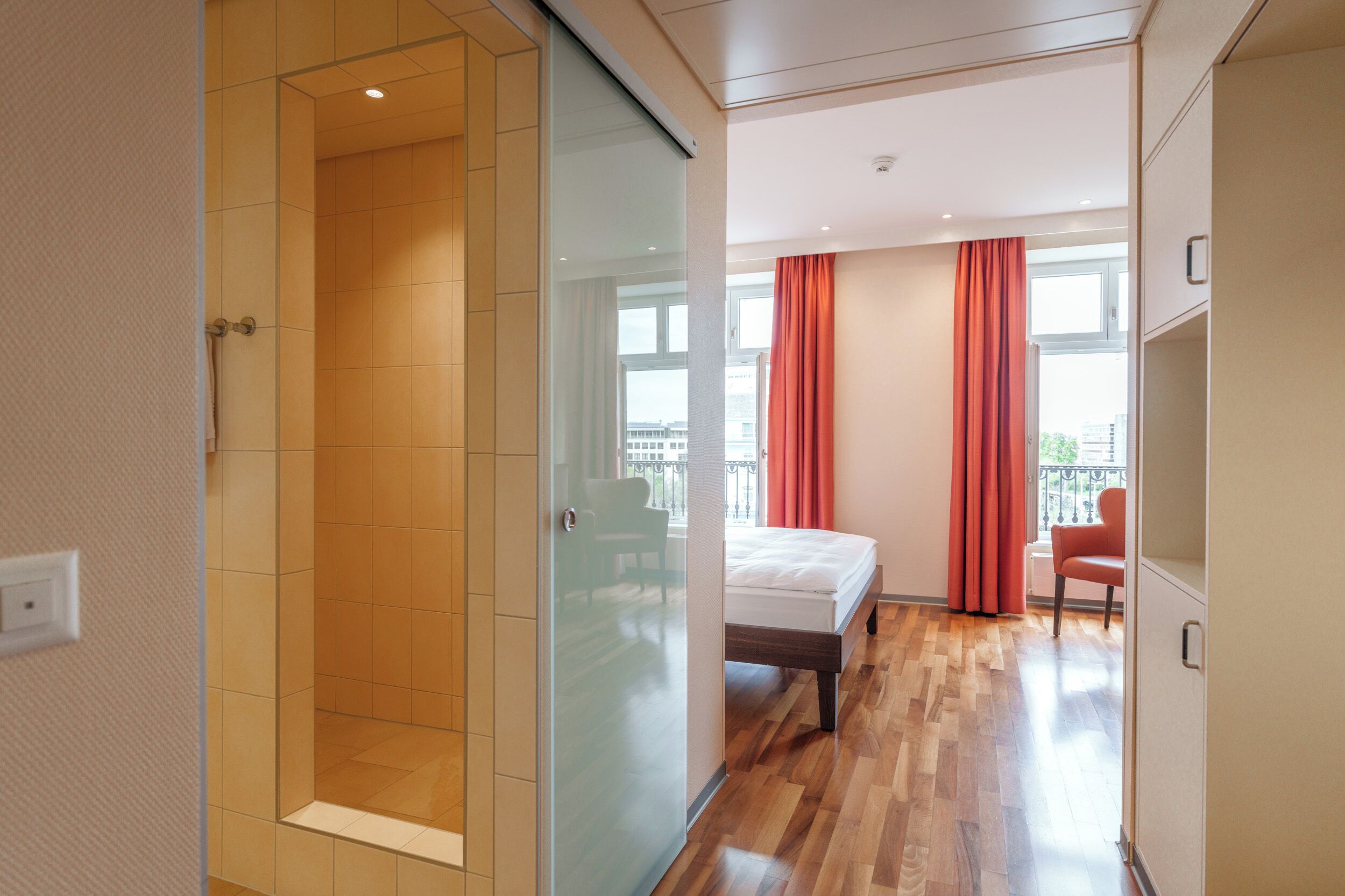 business double room | hypo-allergenic bedding, in-room safe, individually decorated, desk