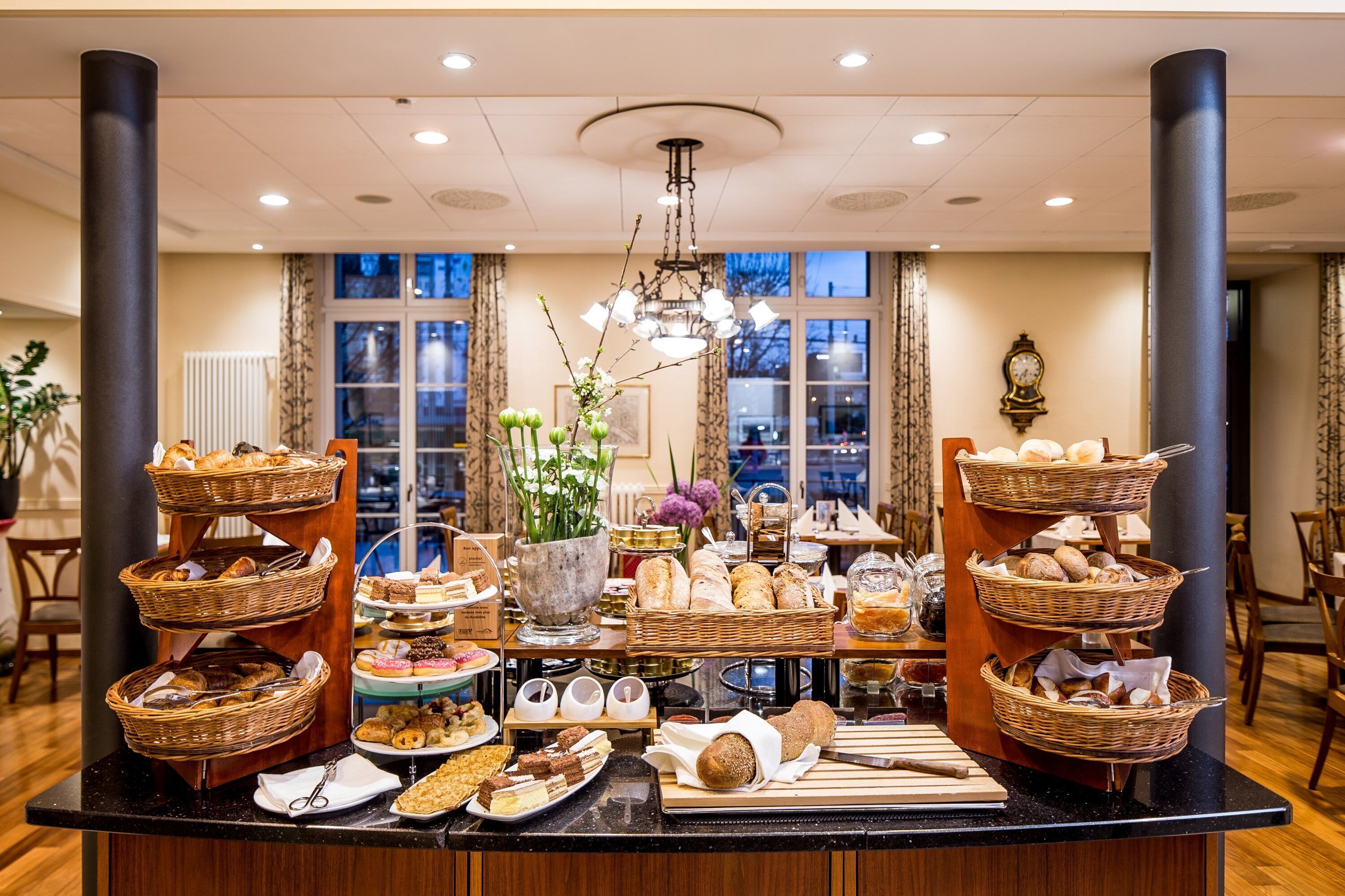 อาหารเช้าแบบบุฟเฟ่ต์ทุกวัน (CHF 30 ต่อคน)