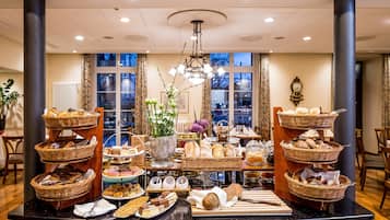 Petit déjeuner buffet (30 CHF par personne)