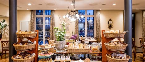 Daily buffet breakfast (CHF 30 per person)