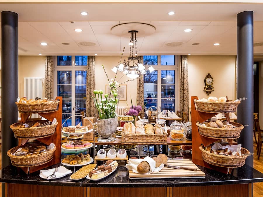 Daily buffet breakfast (CHF 30 per person)