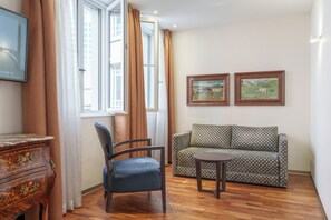 Villa Ambiance Double Room | Hypo-allergenic bedding, in-room safe, individually decorated, desk