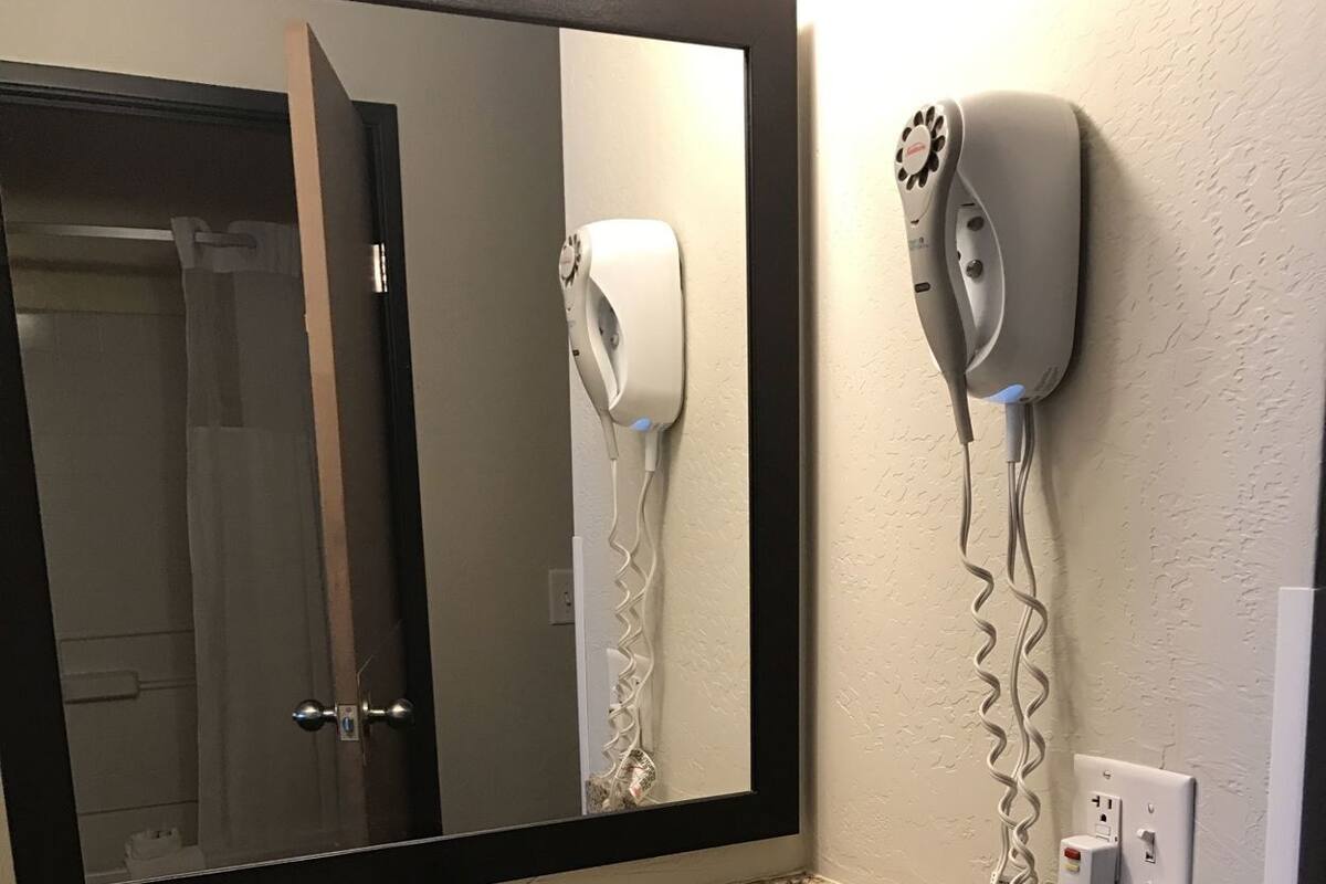 Salle de bain | Douche, articles de toilette (gratuits), séchoir à cheveux