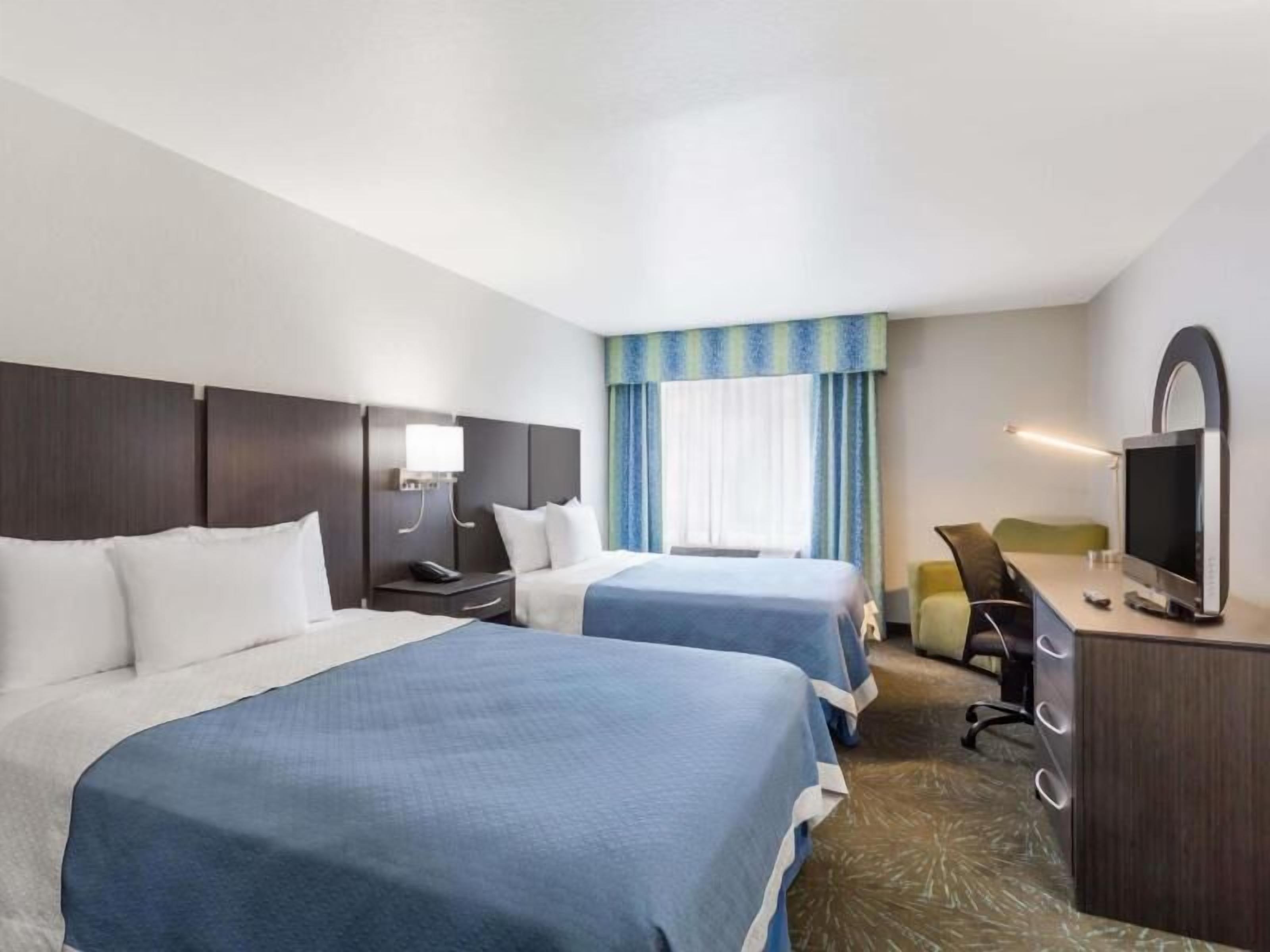 Coffre-fort, bureau, fer et planche à repasser, lit de bébé (gratuit)