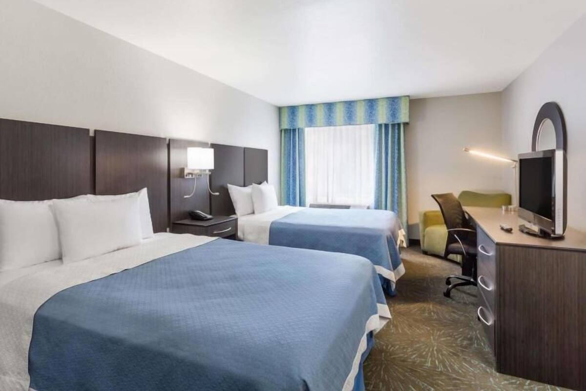 Coffre-fort, bureau, fer et planche à repasser, lit de bébé (gratuit)