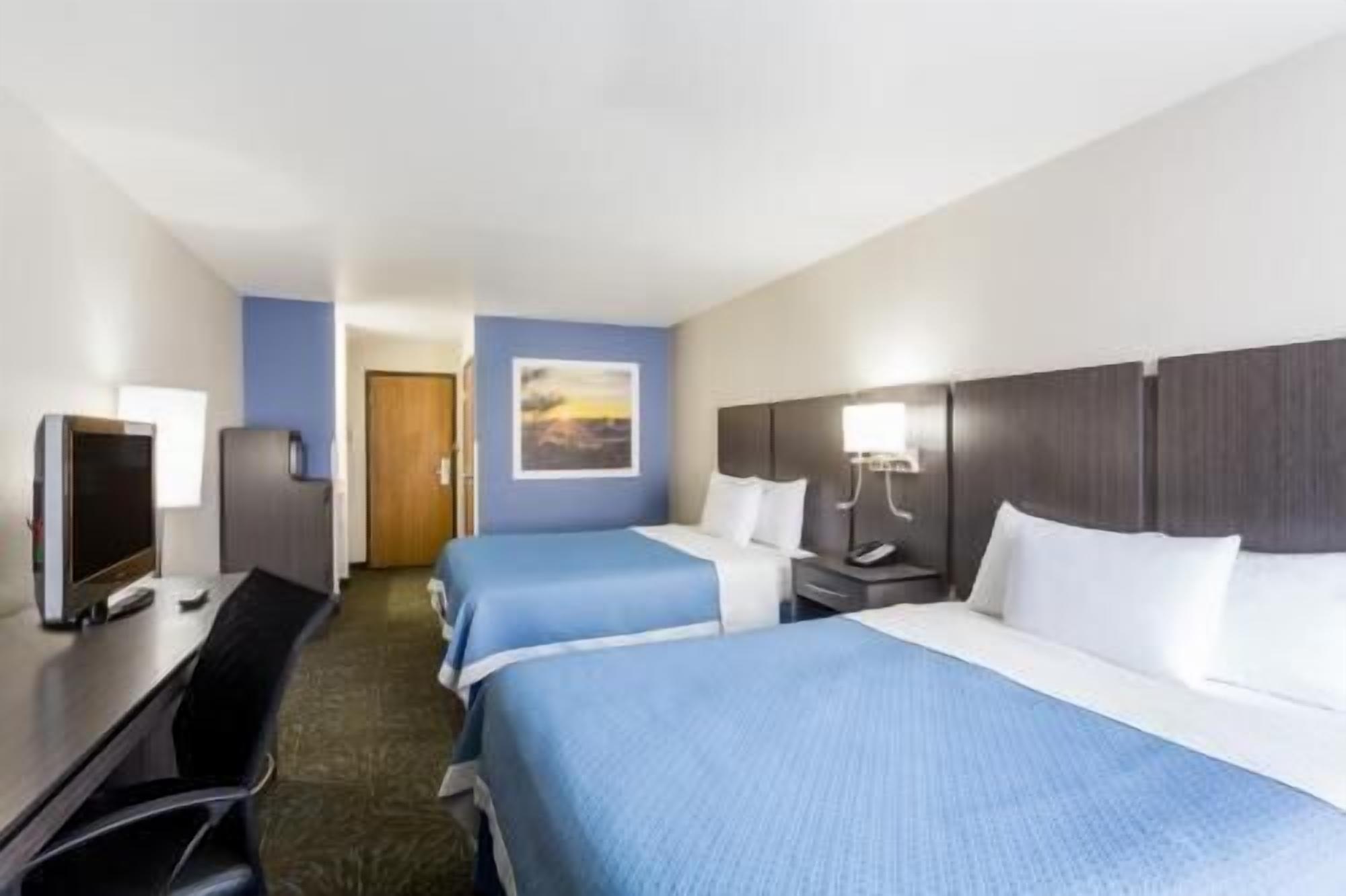 Coffre-fort, bureau, fer et planche à repasser, lit de bébé (gratuit)