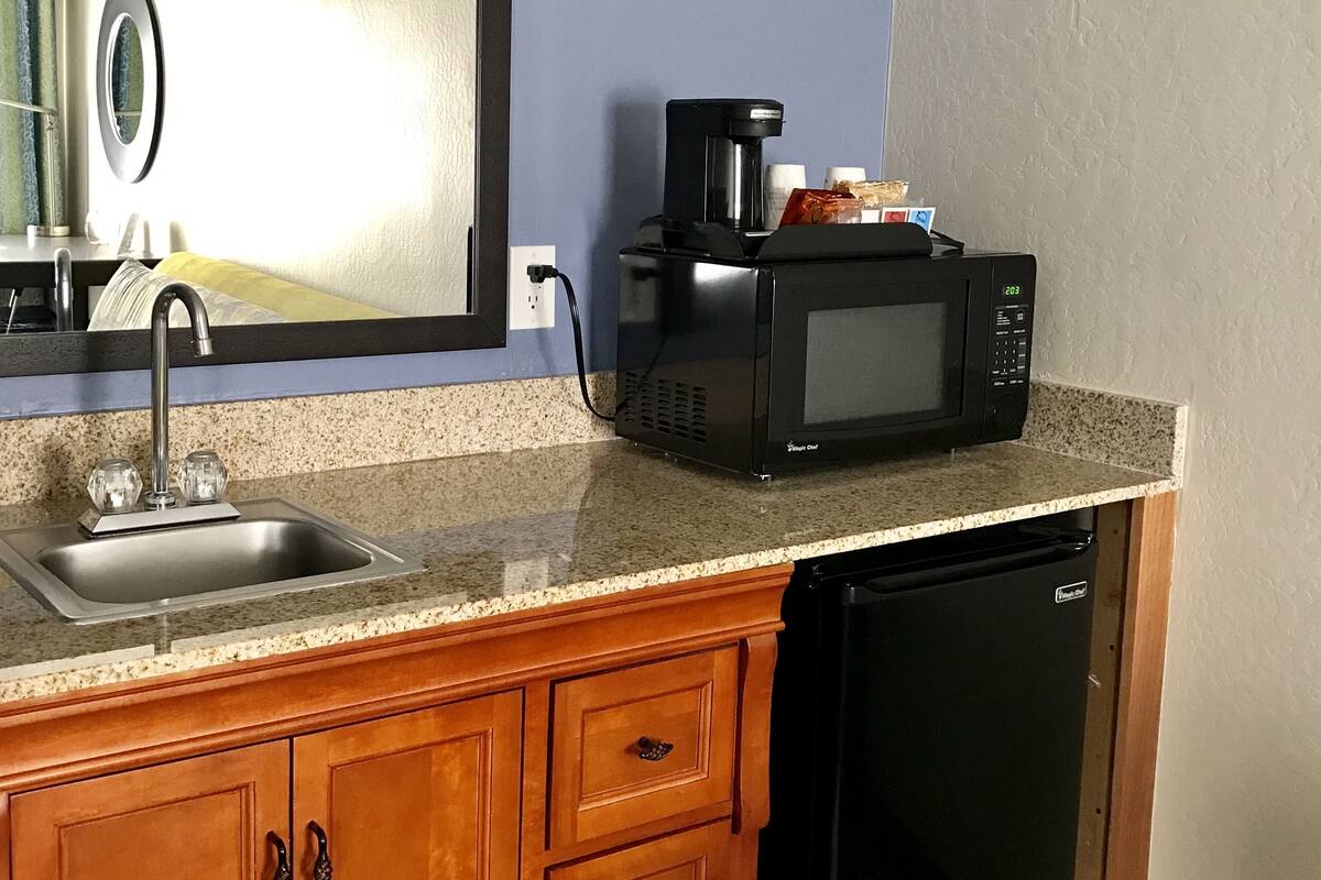 studio suite, 1 king bed (no pets allowed) | in-room safe, desk, iron/ironing board, free cots/infant beds