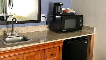 Suite estudio, 1 cama de matrimonio grande (No Pets Allowed) | Caja fuerte, escritorio, tabla de planchar con plancha y cunas gratuitas