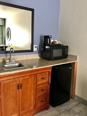 Studio Suite, 1 King Bed (No Pets Allowed)
