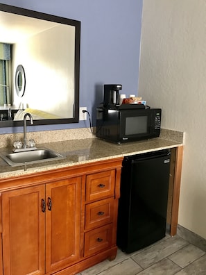 Studio Suite, 1 King Bed (No Pets Allowed) | In-room safe, desk, iron/ironing board, free cribs/infant beds