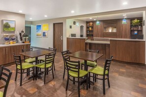 Lobby - Days Inn & Suites by Wyndham East Flagstaff (Flagstaff)