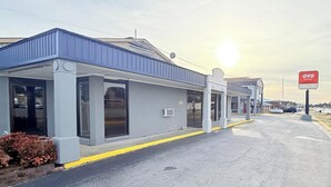 A hotel with a modern design, featuring a covered entrance and a clear sky. - OYO Hotel Williamston (Williamston)