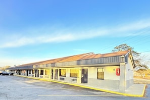 Exterior - OYO Hotel Williamston (Williamston)