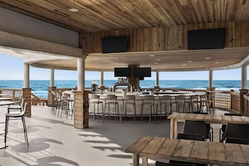 2 bars/lounges, poolside bar at Hilton Myrtle Beach Resort