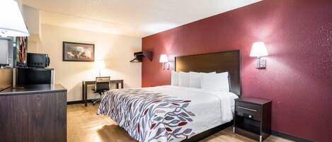 Escritorio, espacio para trabajar con laptop y cortinas blackout