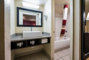 Tina con regadera, amenidades de baño gratuitas, toallas 
