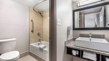 Een bad/douchecombinatie, gratis toiletartikelen, handdoeken