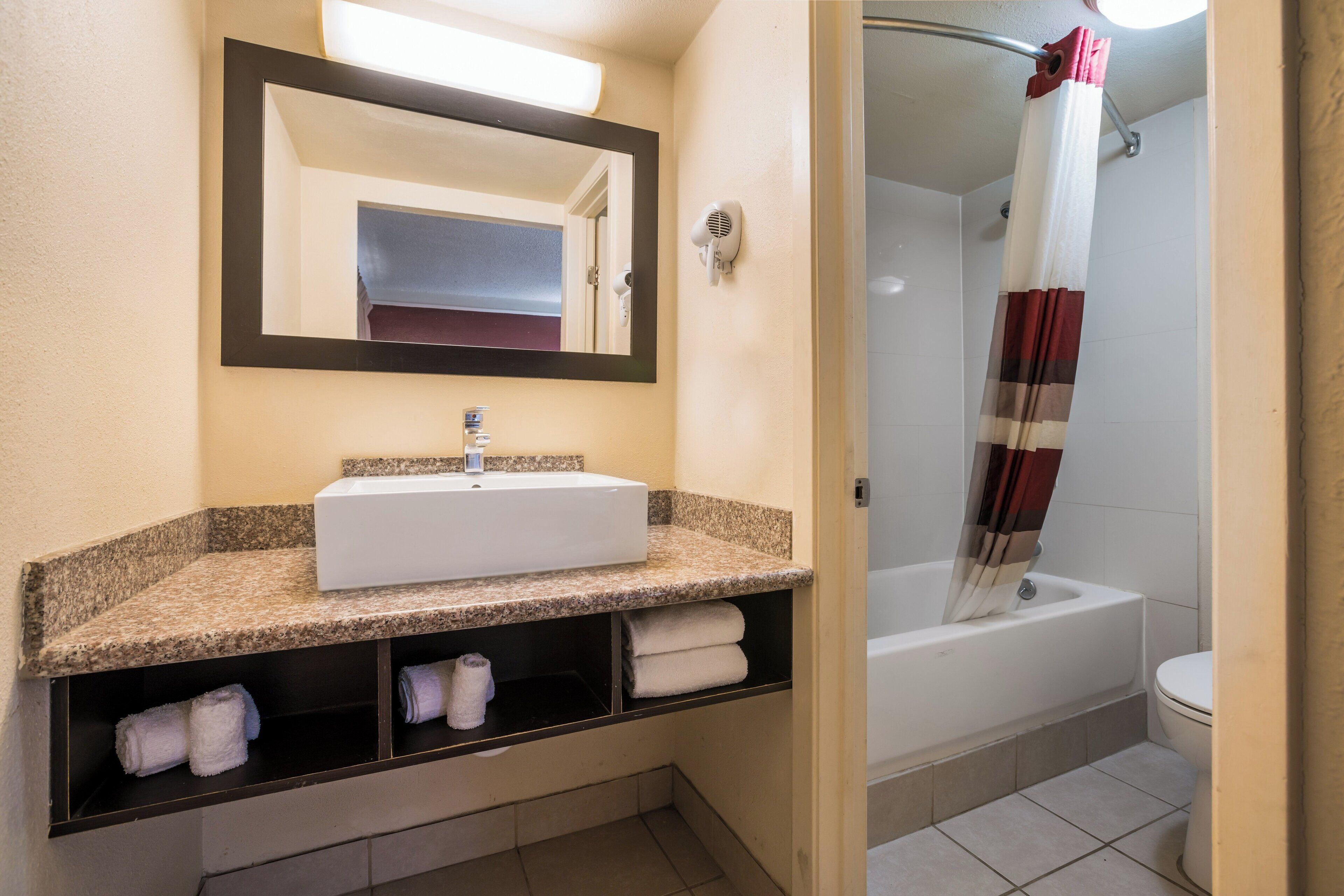 Combined shower/tub, free toiletries, towels