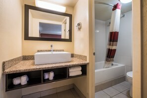 Combined shower/bathtub, free toiletries, towels - Red Roof Inn North Dallas - Park Central (Dallas)