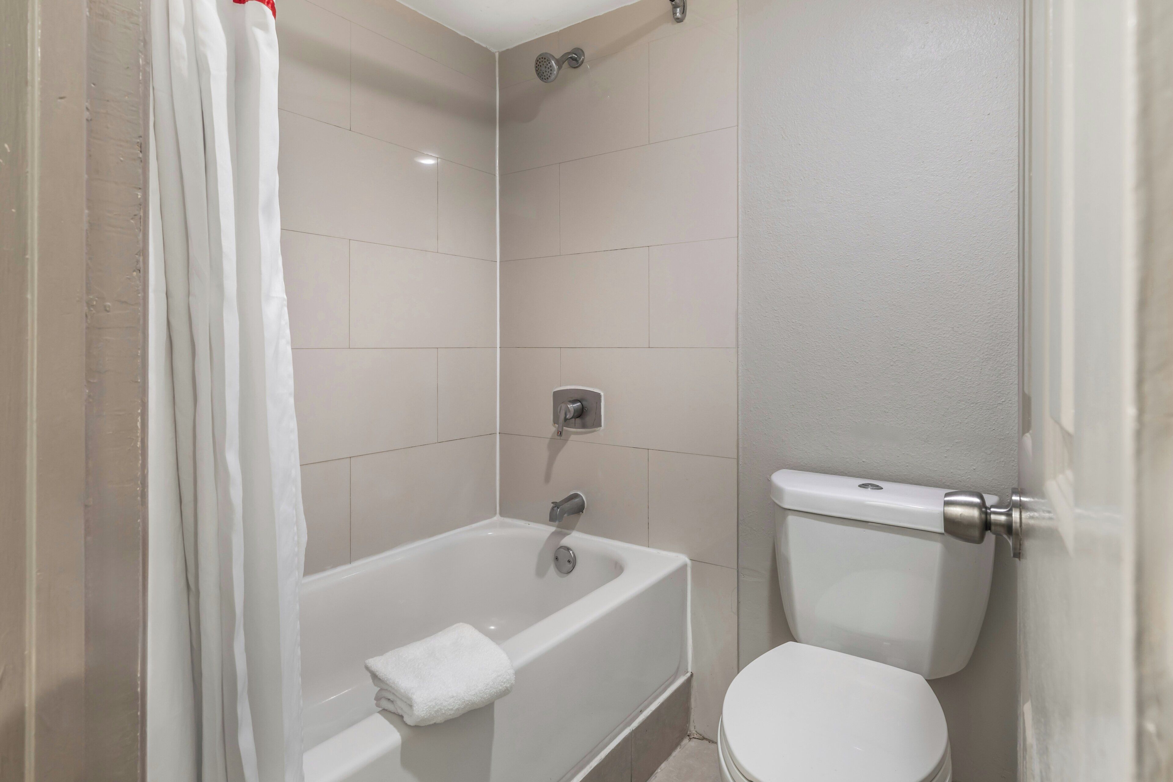 Combined shower/bathtub, free toiletries, towels