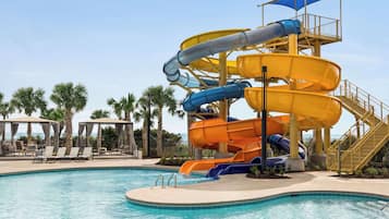 Un parque acuático con múltiples toboganes y una piscina.