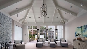 Un espacio habitable amplio con techo alto, ventanas grandes y vistas al exterior.