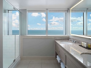 Combined shower/tub, free toiletries, hair dryer, towels - Embassy Suites by Hilton Myrtle Beach Oceanfront Resort (Myrtle Beach)