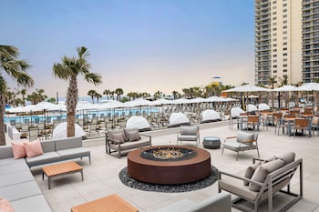 Bar (on property) at Embassy Suites by Hilton Myrtle Beach Oceanfront Resort
